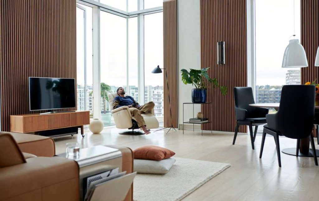 Man sitting in Stressless Max in a living room